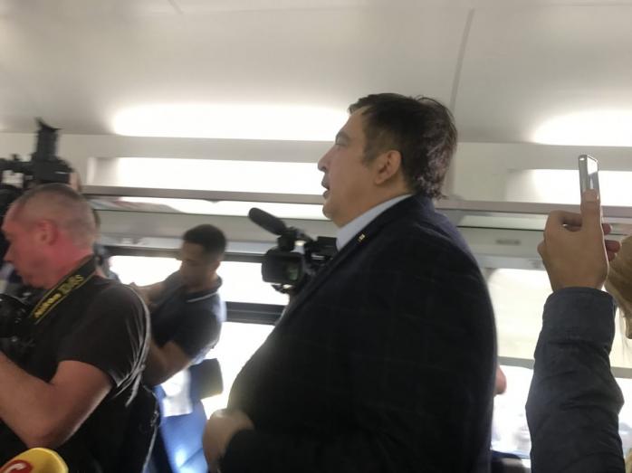 Задержка поезда с Саакашвили: пассажирам предложили пересесть на автобусы
