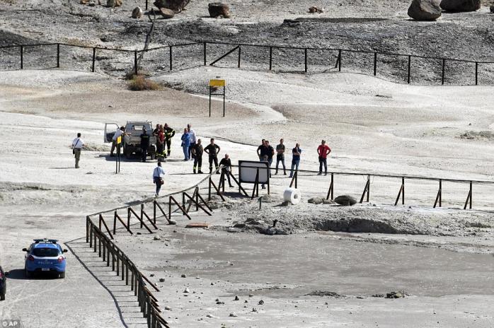 Трагедия в Италии: пара с ребенком провалилась в кратер вулкана (ФОТО)