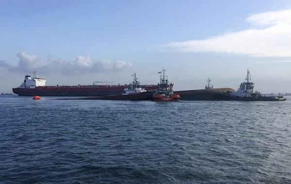 Столкновение танкера и технического судна около Сингапура: пятеро моряков пропали без вести