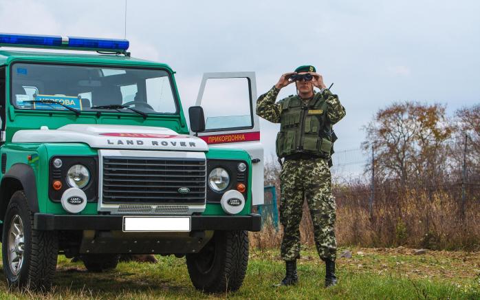 На Херсонщині силовики затримали групу чеченців з арсеналом зброї (ФОТО)