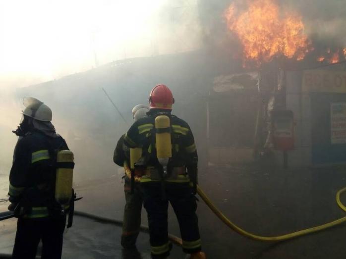Пожар в Киеве: загорелся рынок в Святошинском районе (ФОТО, ВИДЕО)