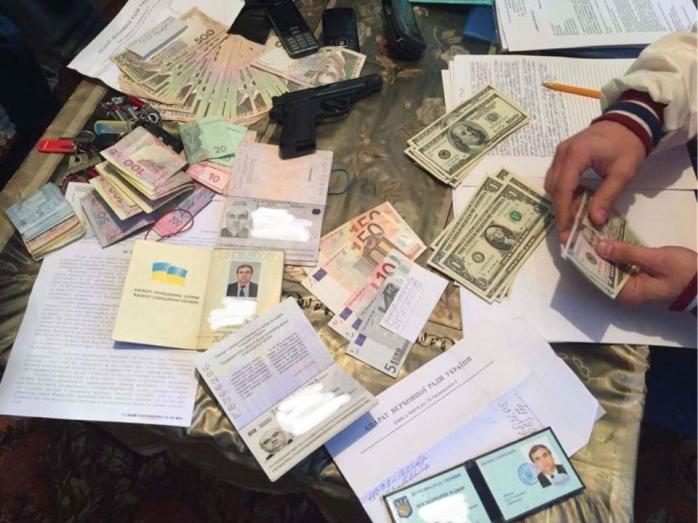 Помощник нардепа погорел на взятке в 150 тыс. грн, также у него нашли венгерский паспорт (ФОТО)