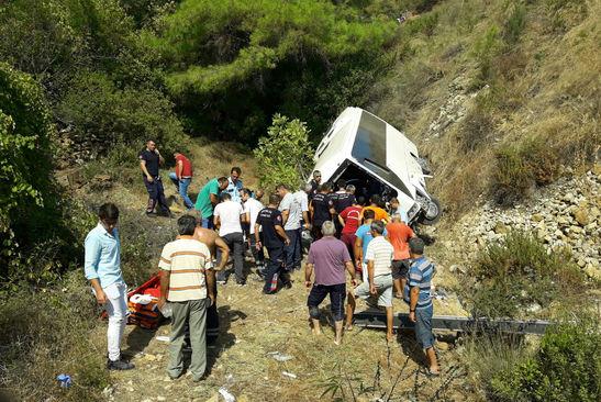 В Турции автобус с туристами сорвался с 50-метровой скалы, погибло четыре человека