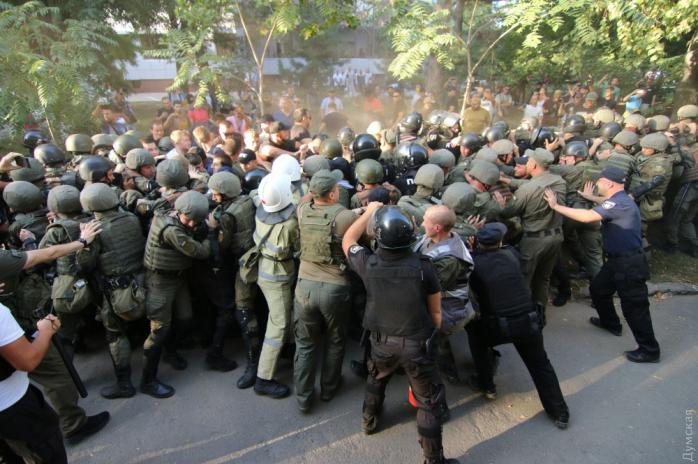 «Справа 2 травня»: у Чорноморську активісти атакували поліцію, правоохоронці застосували газ (ФОТО, ВІДЕО)