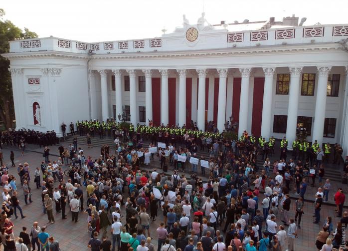 Біля мерії Одеси сталися сутички, учасники мітингу вимагають відставки Труханова (ФОТО)