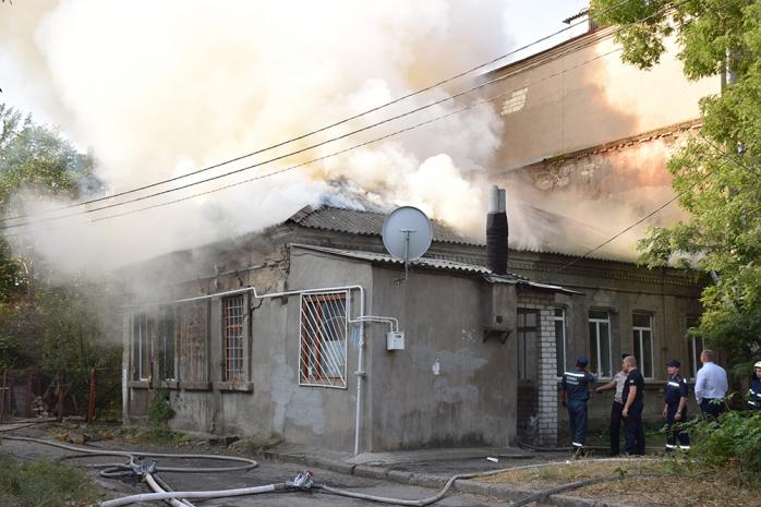 Вибух у Миколаєві: згорів житловий будинок, госпіталізовано чоловіка (ФОТО, ВІДЕО)