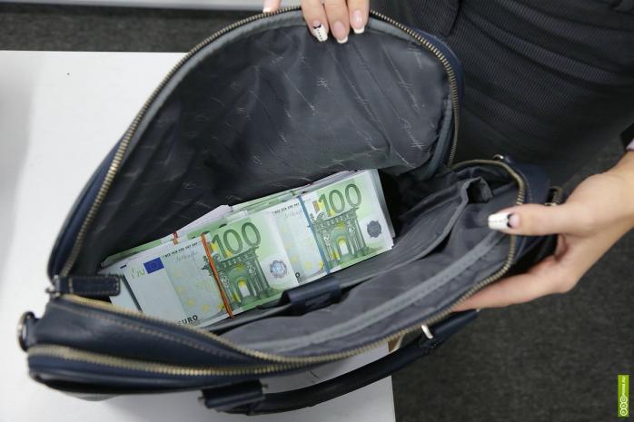Беженка из Ирака нашла в берлинском метро 14 тыс. евро и вернула их владелице