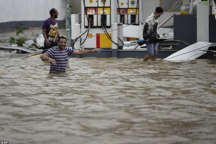 Пуэрто-Рико приходит в себя после разрушительной «Марии», шторм снова стал ураганом (ФОТО, ВИДЕО)
