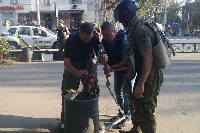 В Мариуполе возле драмтеатра обезвредили бомбу (ФОТО)