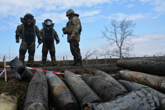 Воинскую часть под Мариуполем эвакуируют из-за взрывов на складах боеприпасов (ФОТО)