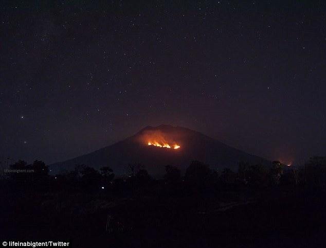На Бали объявлена высшая степень опасности из-за проснувшегося вулкана (ФОТО, ВИДЕО)