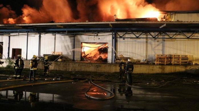 В Киеве всю ночь тушили масштабный пожар на складе полимерных материалов (ФОТО, ВИДЕО)