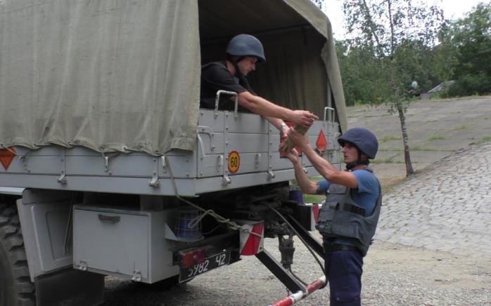 Пожар на военных складах под Мариуполем: спасатели изъяли 1,5 тыс. боеприпасов