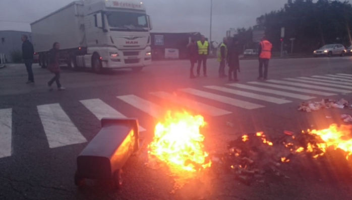 Профсоюзы Франции блокируют дороги и топливные склады, протестуя против трудовой реформы (ФОТО, ВИДЕО)