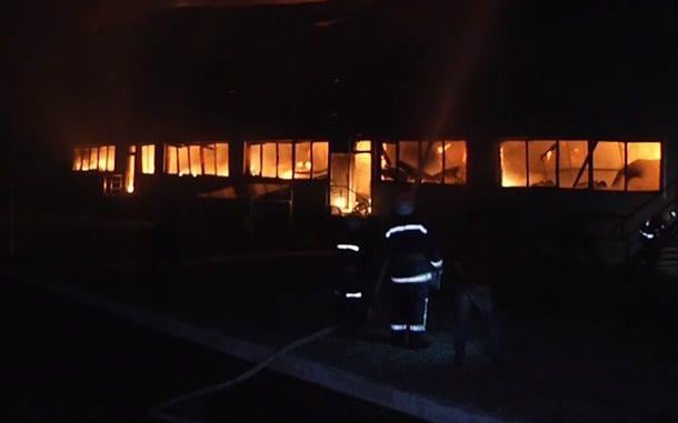 Спасатели локализовали масштабный пожар на заводе в Белой Церкви