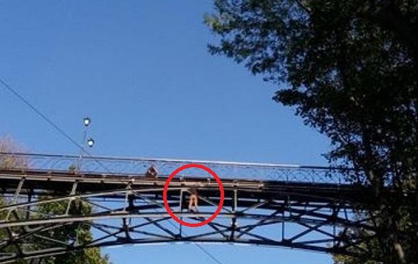 У Києві перекрили Паркову дорогу: хлопець погрожує стрибнути з Мосту закоханих (ФОТО, ВІДЕО)