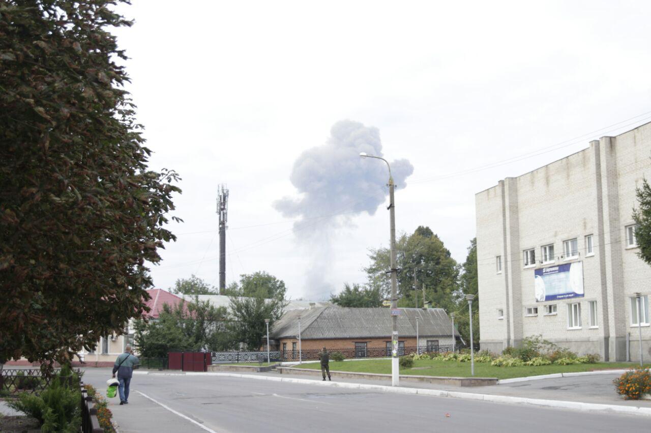 Фото: сильный взрыв на складе боеприпасов