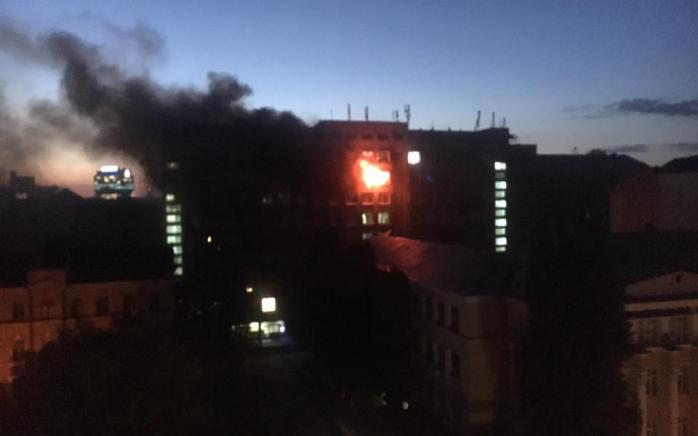 Пожар в Киеве: загорелось здание Института пищевых технологий (ФОТО, ВИДЕО)