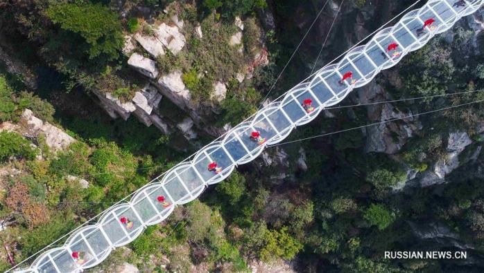 У Китаї відкрили новий скляний міст, побудований з 3D-панелей (ФОТО)