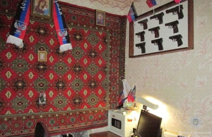 На Днепропетровщине у сторонника сепаратистов обнаружили арсенал оружия и коллекцию символики ДНР (ФОТО)