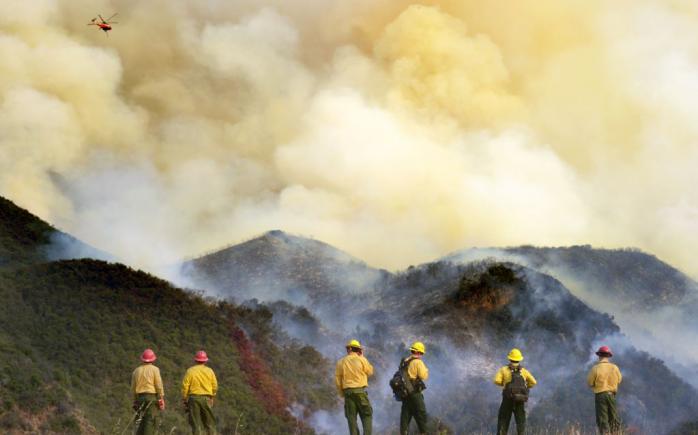 Калифорния в огне: сильные лесные пожары вспыхнули близ Лос-Анджелеса (ВИДЕО)