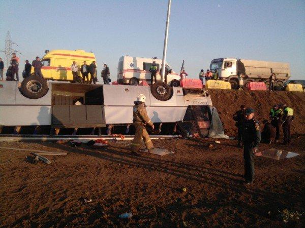 У Криму автобус злетів з дороги і «ліг» на дах, постраждало 18 осіб (ФОТО)
