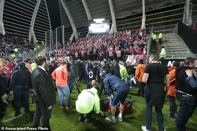 Десятки футбольних фанів постраждали внаслідок падіння з трибуни на стадіоні у Франції (ФОТО)