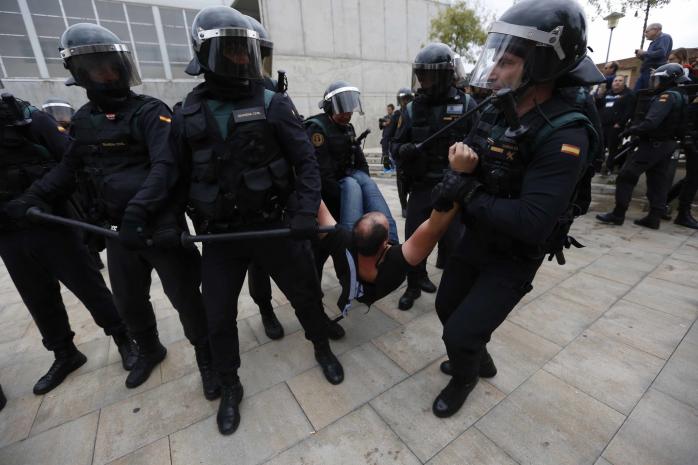 Полиция применила резиновые пули для разгона людей, собравшихся в Барселоне — СМИ (ТРАНСЛЯЦИЯ)