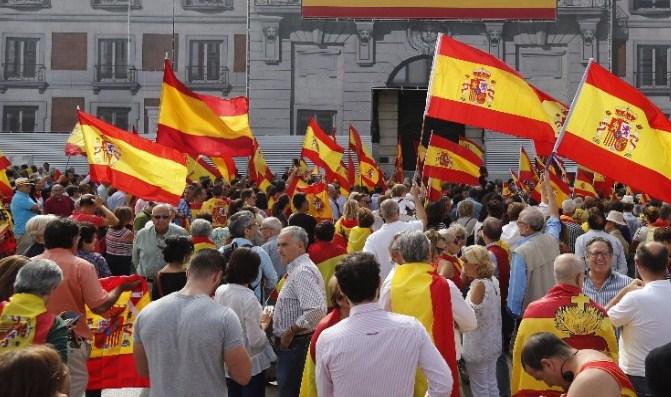 За единство Испании: в Мадриде проходит митинг против референдума в Каталонии (ФОТО, ВИДЕО)
