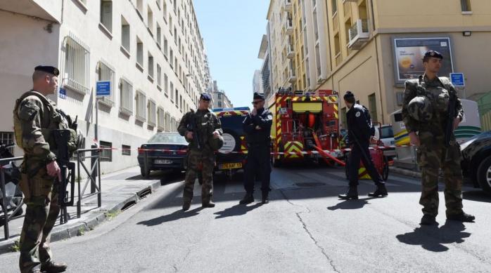 Во Франции мужчина с ножом напал на прохожих, есть погибшие