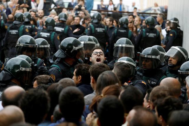 Столкновения в Каталонии: число пострадавших выросло до 465