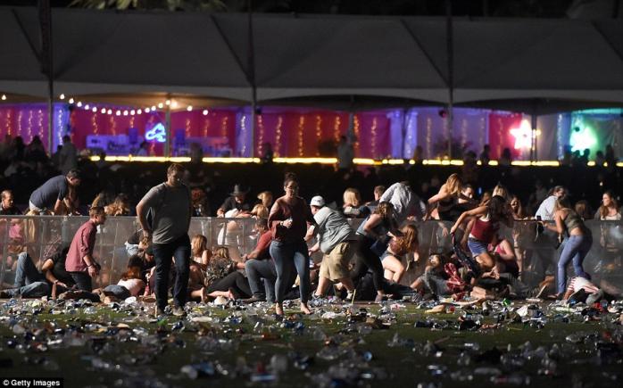 Расстрел людей в Лас-Вегасе: полиция заявляет о 50 погибших и 200 раненых