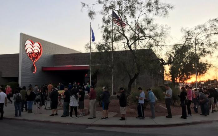 Стрельба в Лас-Вегасе: пункты приема крови для пострадавших заполонили сотни людей (ВИДЕО)