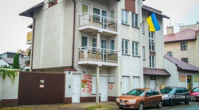 В Польше написали «Вон» и нарисовали свастику на здании украинского консульства (ФОТО)