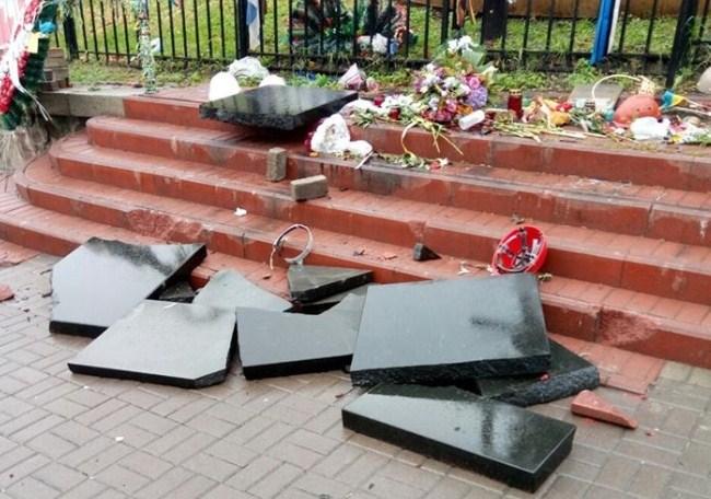 У Києві знищили пам’ятник героям Небесної сотні (ФОТО, ВІДЕО)