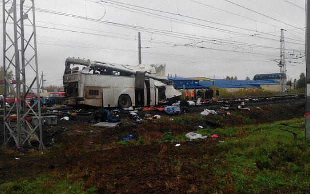 В России поезд протаранил пассажирский автобус, погибли по меньшей мере 17 человек (ФОТО, ВИДЕО)
