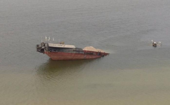 В Каховском водохранилище затонула баржа с нефтью