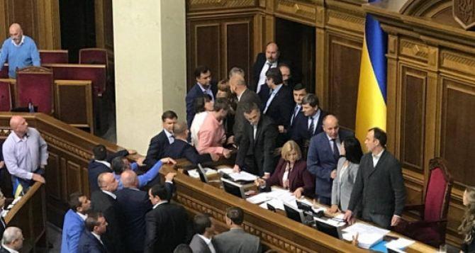 Парубій достроково закрив засідання Ради, а Левченко заявив, що «спалив би цей парламент»