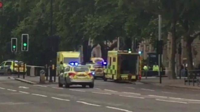 В Лондоне автомобиль врезался в пешеходов, есть пострадавшие (ФОТО, ВИДЕО)