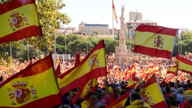 Десятки тисяч іспанців зібралися на захист єдності країни (ФОТО)