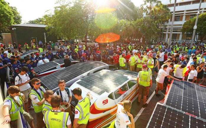 В Австралии начались соревнования электромобилей на солнечной энергии (ФОТО, ВИДЕО)