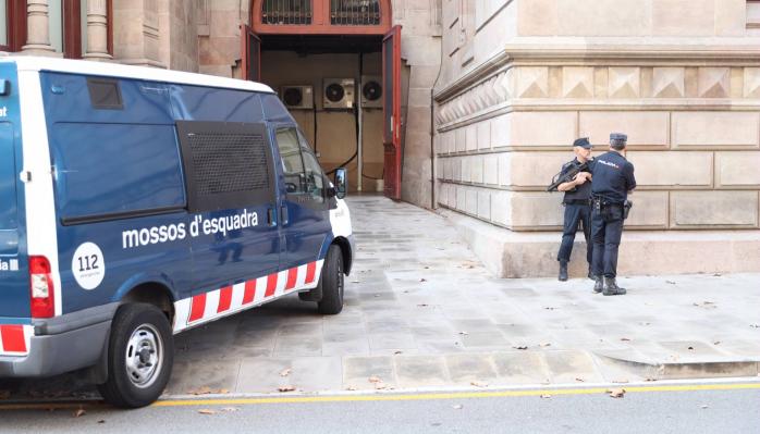 Испанскую полицию обязали охранять парламент Каталонии