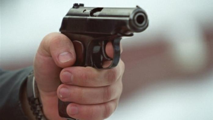 Стрельба в Киеве: мужчину ранили возле обменника и отобрали тысячу долларов (ФОТО)