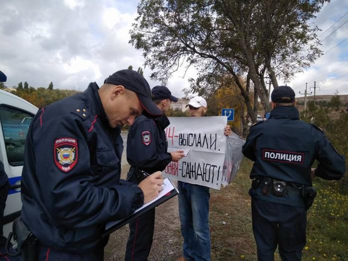 Одиночные пикеты в Крыму: оккупанты задержали свыше 30 крымских татар (ФОТО, ВИДЕО)