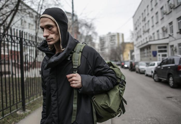 Получивший во Франции политическое убежище художник из РФ поджег банк в Париже (ФОТО)