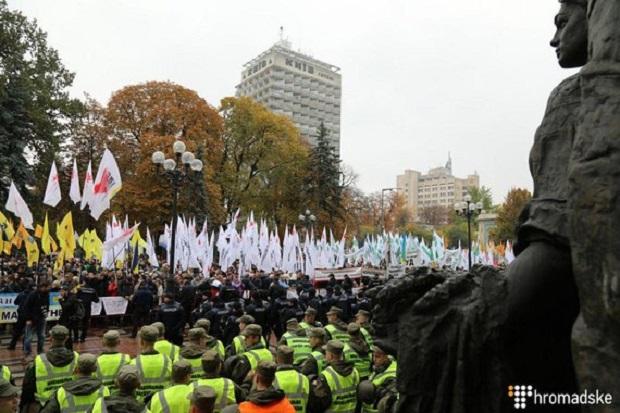 Протесты в Киеве: что сейчас происходит у здания Рады (ТРАНСЛЯЦИЯ)