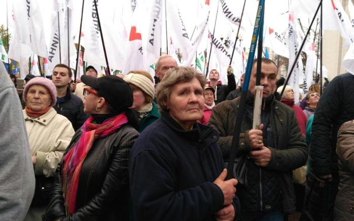 Под Радой митингуют не менее 2 тыс. активистов (ФОТО)
