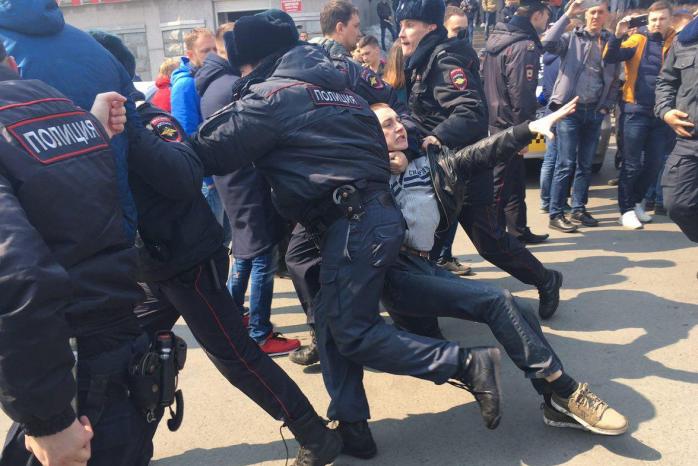 В России хотят наказывать учителей за участие подростков в митингах