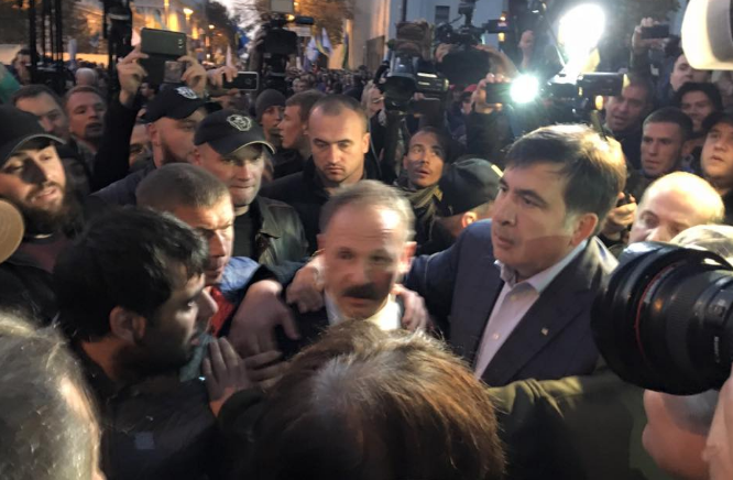 Столкновения под Радой: митингующие избили депутата из БПП (ФОТО, ВИДЕО)