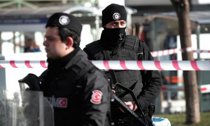 У Туреччині підірвали автобус із поліцейськими, постраждало 18 осіб (ФОТО)